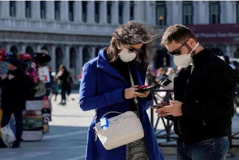 Turistas usam máscara na praça de São Marcos, em Veneza, na quinta-feira.MANUEL SILVESTRI / REUTERS (REUTERS)