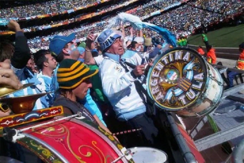 Carlos Pascual Tula, o dono do bumbo mais famoso do futebol argentino.