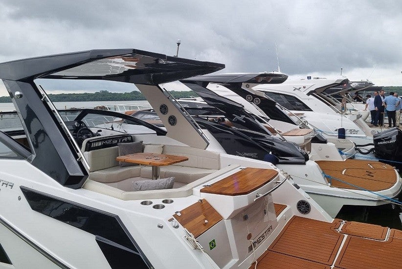 Evento náutico que reuniu centenas de pessoas e mais de 30 embarcações como lanchas e jet-ski, que navegaram pelas águas do Lago de Itaipu