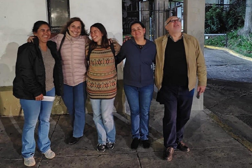 Myrian, Carmen e Tamara Villalba ao serem libertadas, junto com seus representantes do Sindicato dos Advogados. © cortesia da família Villalba
