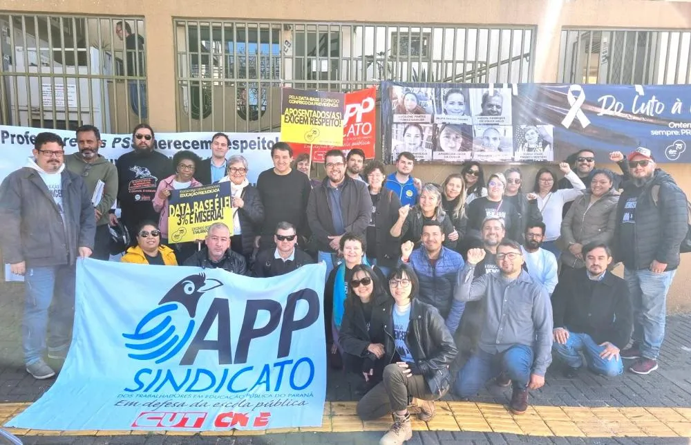 Educadores deflagram a greve com ato público no NRE/Foz – foto: Arquivo/Assessoria