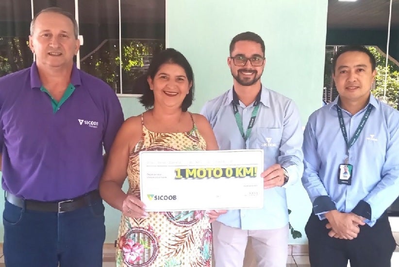 A cooperada Marina Moraes Silva recebeu diretor e gerentes do Sicoob em sua casa - foto: Divulgação