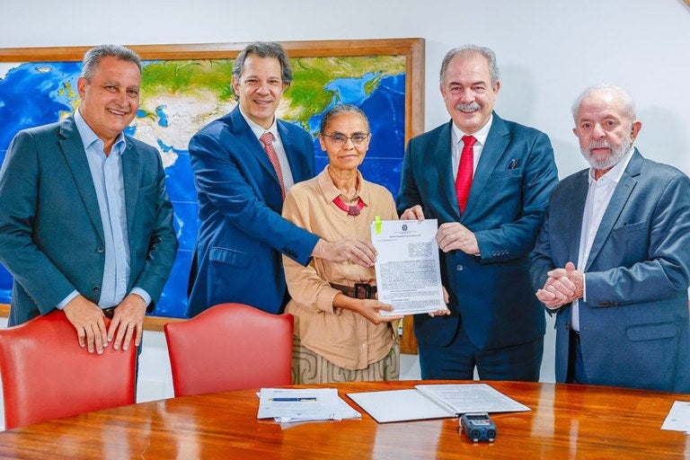 Foto: Na presença do presidente Lula e dos ministros Fernando Haddad (Fazenda) e Rui Costa (Casa Civil), o contrato foi firmado nesta segunda pela ministra Marina Silva (MMA) e pelo presidente do BNDES, Aloizio Mercadante - Foto: Ricardo Stuckert/PR