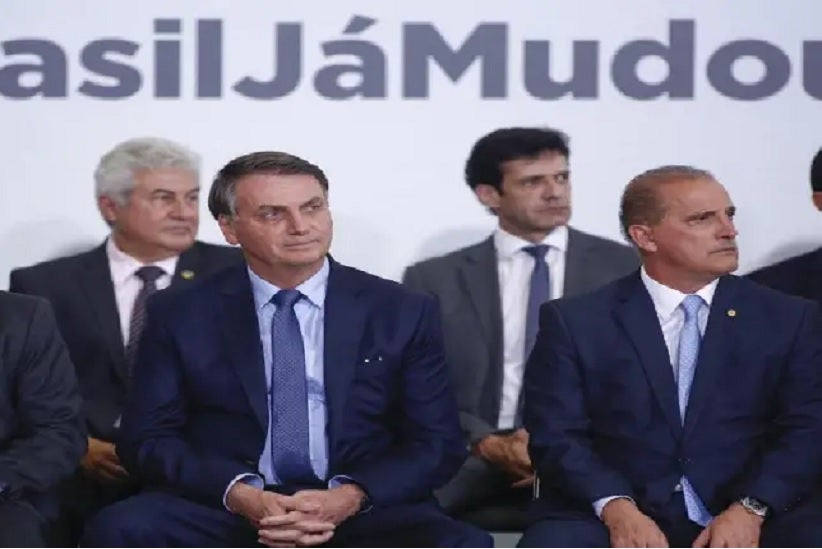 Bolsonaro em evento no Planalto com ministros. Presidente prometeu cargos ao centrão, diz jornal
