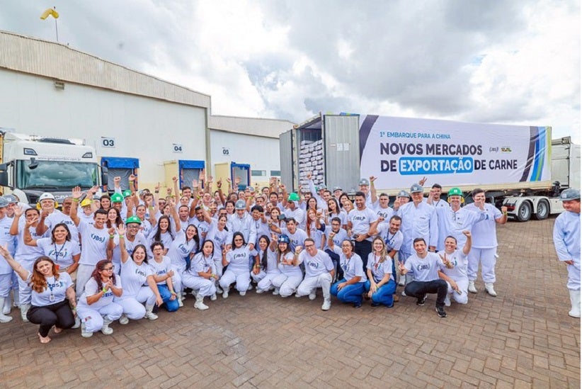 Presidente com funcionários da empresa que foi recentemente aprovada para enviar proteína animal para a China. Foto: Ricardo Stuckert / PR