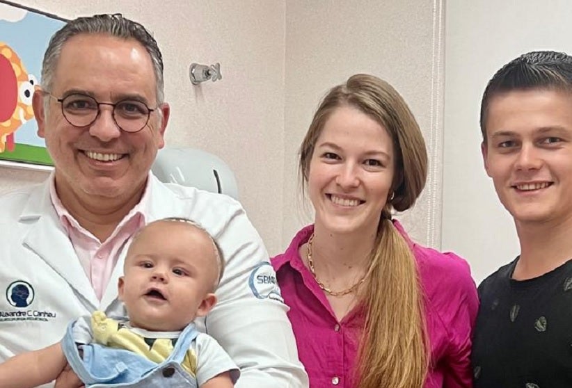 A segunda imagem mostra o Dr. Alexandre Canheu, o bebê e os pais, que viajaram por 9 horas para que o filho pudesse realizar o procedimento