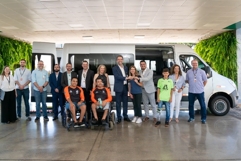 Itaipu repassou uma van ao projeto Maestro da Bola em dezembro de 2023. Foto: Sara Cheida/Itaipu Binacional