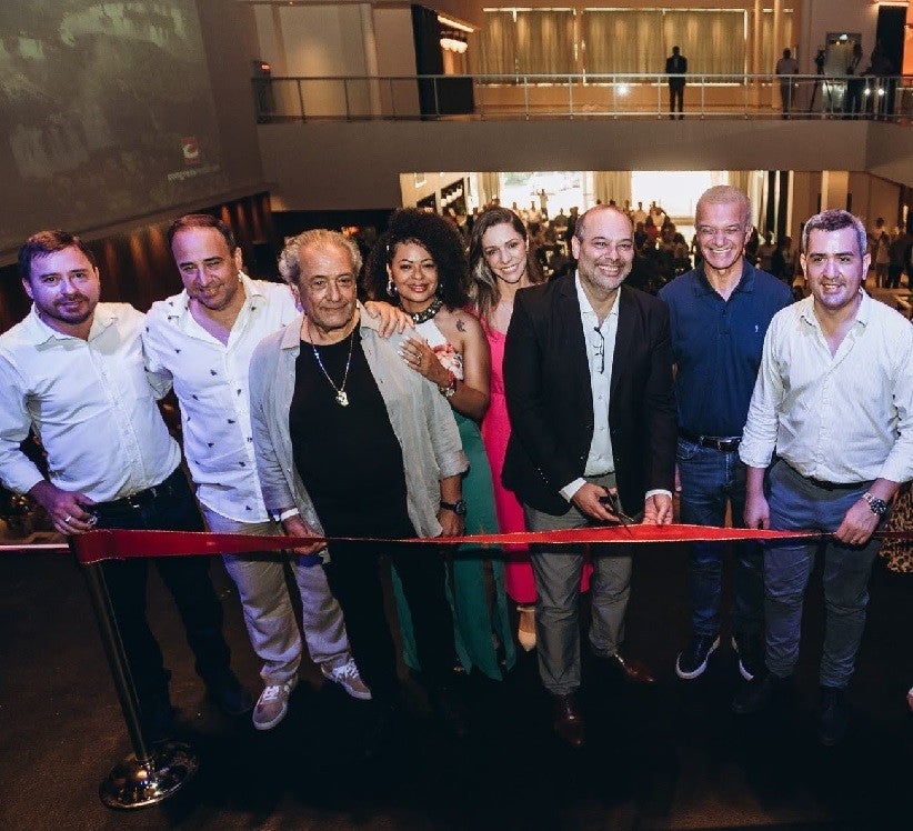 Autoridades da Província de Misiones/AR, com os diretores durante o corte da fita de inauguração do Centro de Eventos Ka’Aguy.