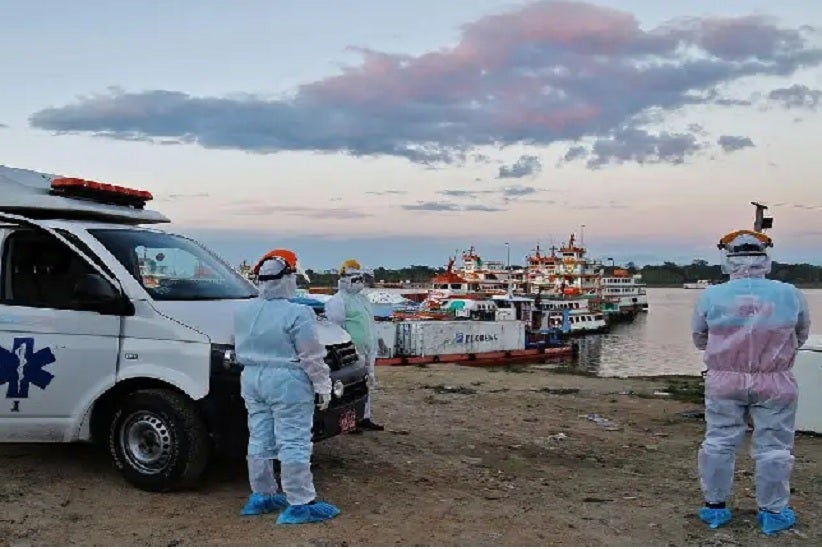 Personal médico aguarda en el puerto de Iquitos para transferir pacientes al hospital de la región, este 18 de junio. Cesr von Bancels / AFP