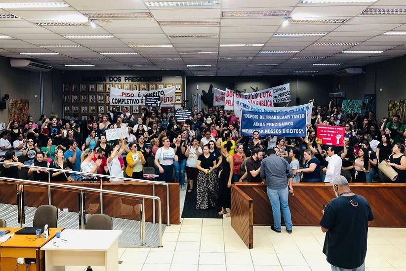 Em meio à greve, em outubro do ano passado, profissionais da educação lotaram a Câmara pedindo apoio dos vereadores contra o Completivo Salarial. (Assessoria)