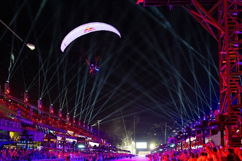 Rafael Goberna realiza voo de paramotor durante desfile das campeãs, no Rio (Foto: Fabio Piva / Red Bull Content Pool)