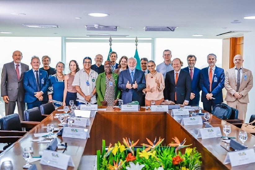 O presidente Lula com a ministra Marina Silva (Meio Ambiente e Mudança do Clima) e especialistas em todos os biomas brasileiros. Foto: Ricardo Stuckert / PR