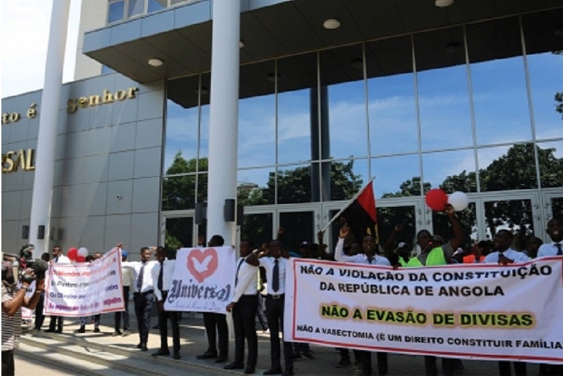 Dombele Bernardo | Edições Novembro © Fotografia por: Depois das denúncias apresentadas, os bispos da IURD realizaram uma manifestação