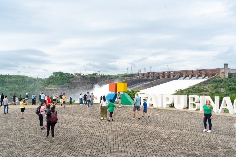 Vertedouro aberto atraiu o público em novembro. Fotos: Sara Cheida/Itaipu Binacional.