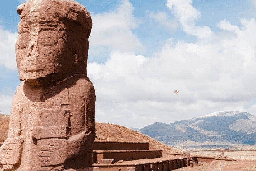 Descubra nas ruínas de Tiwanaku incríveis monumentos pré-colombianos, como o Monolito Ponce / Adrian Wojcik, canva pro
