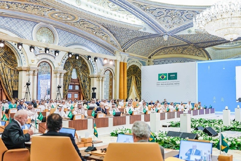 O presidente Lula se dirige a um público de dirigentes e empresários brasileiros e sauditas em Riade. Foto: Ricardo Stuckert / PR