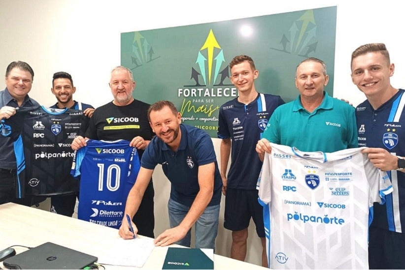 Assinatura do termo de parceria entre o Sicoob Três Fronteiras e o Foz Cataratas Futsal – foto Divulgação