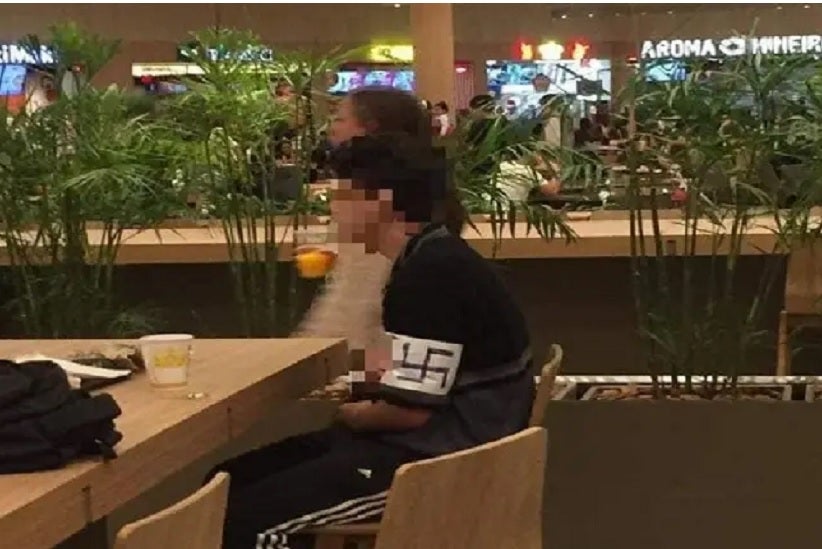 Nazista em shopping de Curitiba [Foto: Reprodução/Facebook]