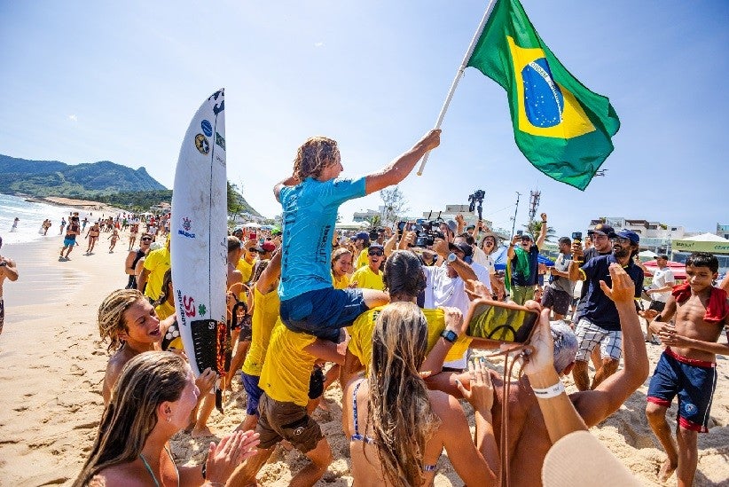 Ryan Kainalo comemora título do ISA Games, no Rio de Janeiro (Crédito: Jersson Barboza/ISA)