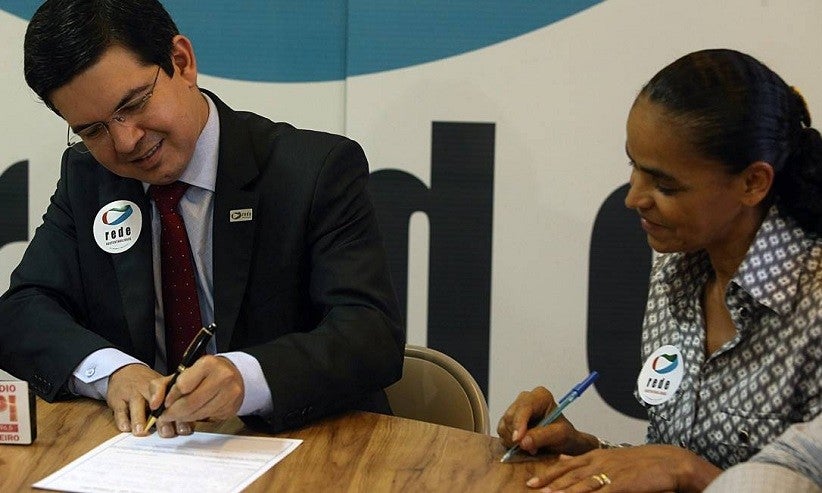 Senador Randolfe Rodrigues (ex-PSOL-AP) assina ficha de filiação a Rede Sustentabilidade, de Marina Silva - Foto: Jorge William / Agência O Globo