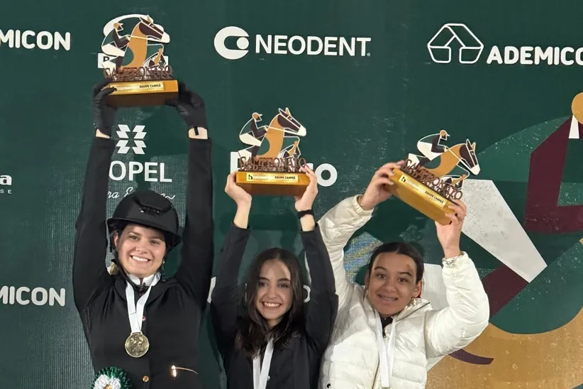 Trio de amazonas conquistou o primeiro lugar por equipe nos obstáculos de até 90 centímetros. (Foto Divulgação)