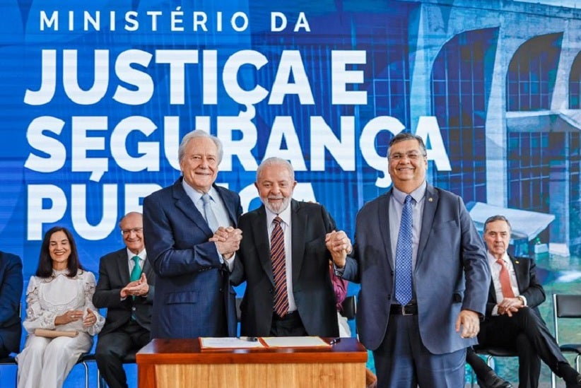 O presidente Lula com o novo ministro da Justiça e Segurança Pública, Ricardo Lewandowski, e o ex-ministro da pasta, Flávio Dino - Foto: Ricardo Stuckert / PR