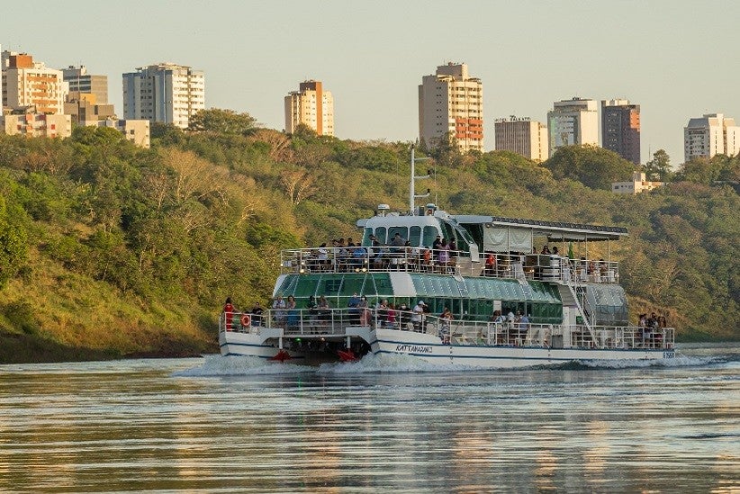 O Kattamaram II navega pelos rios Iguaçu e Paraná oferecendo um cenário gigante da geografia e dos atrativos turísticos
