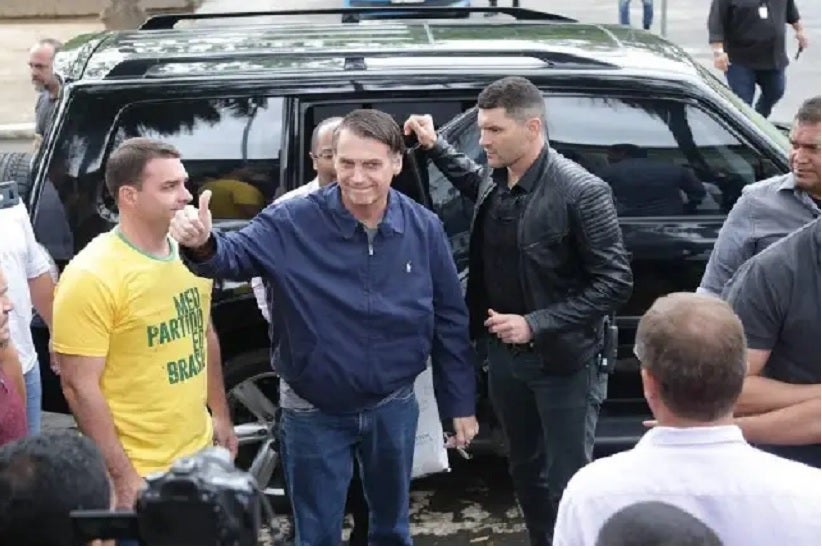 À direita de Bolsonaro, o segurança Gerson Dutra, conhecido como Patropa Foto: Marcio Alves/Agência O Globo