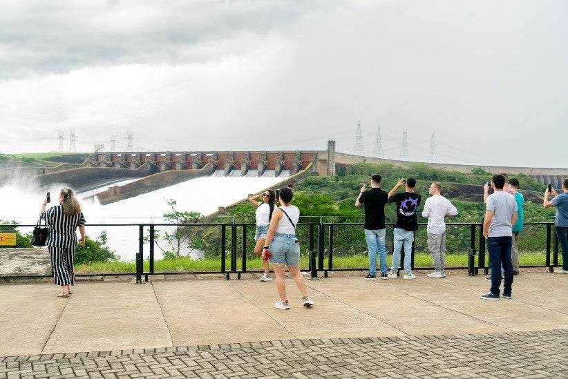 Vertedouro aberto encantou os turistas. Foto: Sara Cheida/Itaipu Binacional