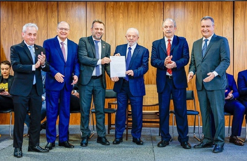 O presidente Lula com ministros, autoridades e representantes de bancos públicos em solenidade no Palácio do Planalto. Foto: Ricardo Stuckert / PR