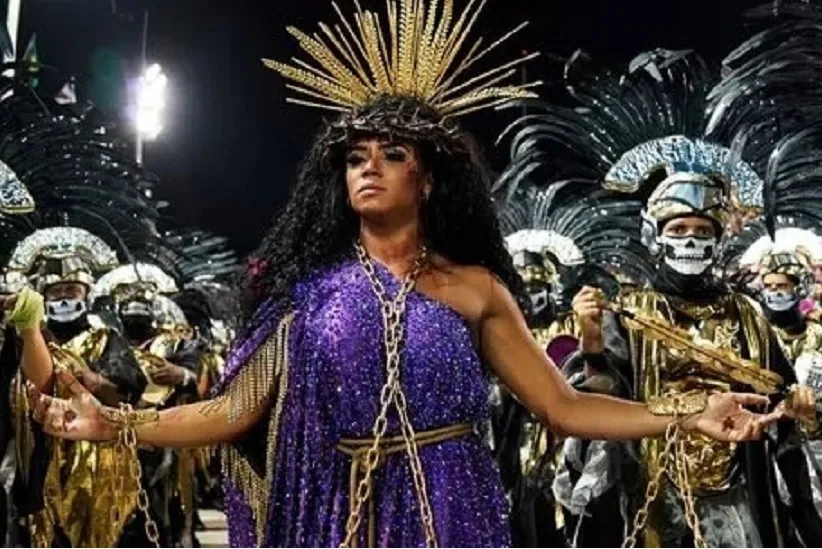 A rainha de bateria da Mangueira, Evelyn Bastos, representou Jesus mulher -  Créditos: Reprodução/TV Globo