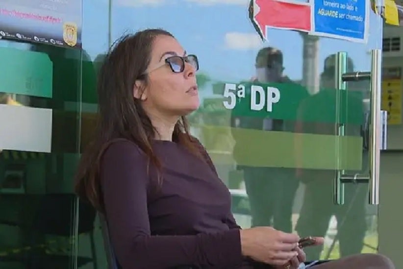 Mulher sem máscara é levada para delegacia no DF após tentar entrar em supermercado — Foto: TV Globo/Reprodução