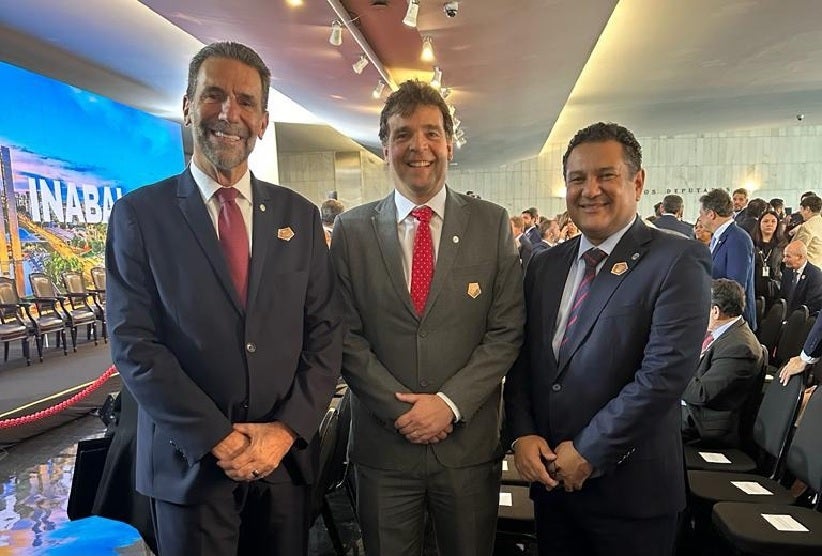 Enio Verri (à esquerda) e os diretores da ENBpar Luis Fernando Paroli Santos (diretor presidente) e Wander Azevedo (Diretor de Comercialização de Energia, Projetos Estratégicos e Estudos de Mercado). Foto: Newton Almeida / Itaipu Binacional