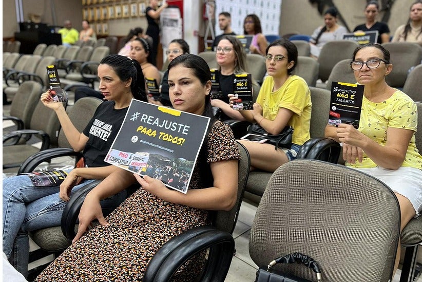 Professores da rede pública municipal de ensino de Foz manifestam posicionamento contrário ao pagamento do Completivo Salarial. - Foto: Assessoria