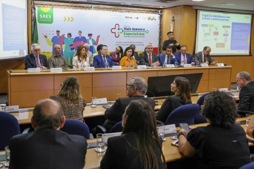 A ministra da Saúde, Nísia Trindade, durante apresentação da estratégia do Programa Mais Acesso a Especialistas, que visa dar mais agilidade ao processo para marcação de consultas e realização de exames no SUS - Foto: Valter Campanato/Agência Brasil