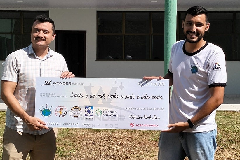 Foto: Jin Petrycoski, sócio proprietário do Wonder Park Foz fazendo a entrega da doação