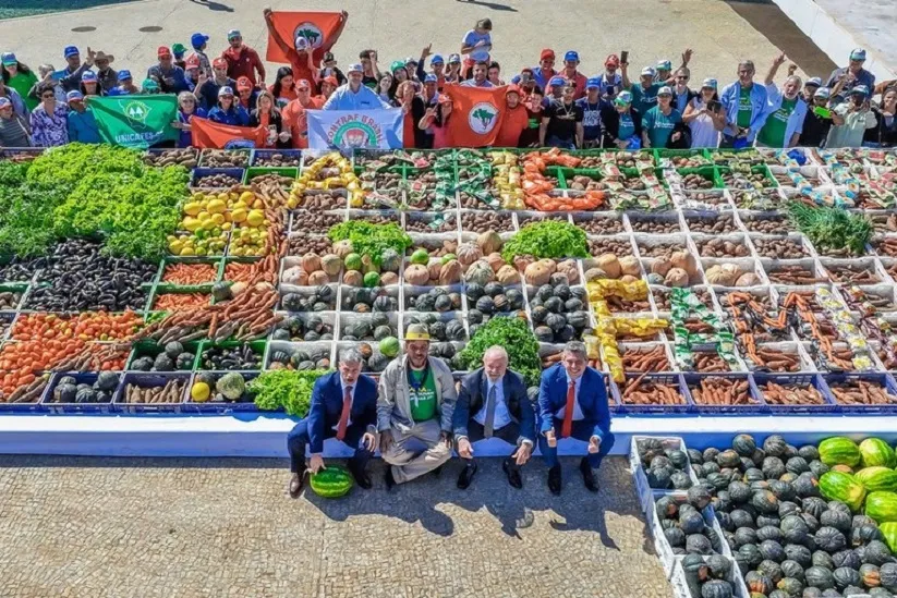 O presidente Lula ao lado de ministros e de produtores e produtoras familiares: crédito recorde, juros baixos. Foto: Ricardo Stuckert / PR