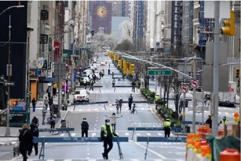 'Se a quarentena passar de junho, aí sim o bicho pega, porque minha reserva vai acabar e não vou ter mais dinheiro nenhum', diz brasileiro que trabalhava de garçom em Nova York e perdeu o emprego. NGELA WEISS/AFP VIA GETTY IMAGES