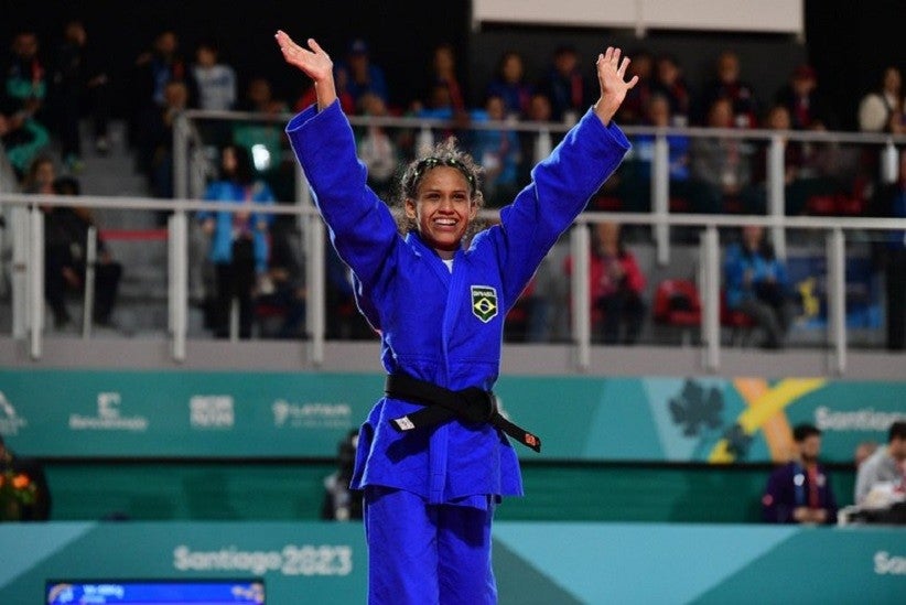 A jovem Aléxia Nascimento, de 21 anos, celebra a conquista do ouro na categoria até 48kg. Foto: Anderson Neves/CBJ
