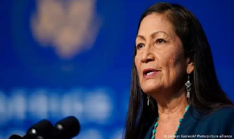 Integrante do povo indígena Laguna Pueblo, Deb Haaland foi eleita em 2018 deputada pelo Novo México