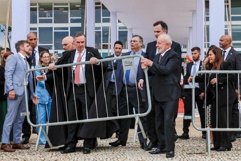 Presidente Lula e o presidente do STF, Luís Roberto Barroso, participam da retirada de grades que limitavam o acesso ao prédio principal do Supremo. Foto: Ricardo Stuckert / PR