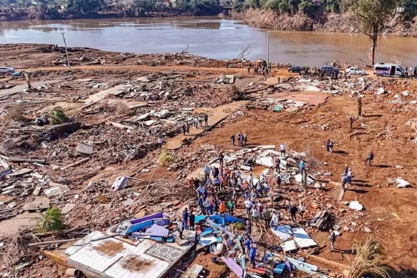 Presidente Lula durante visita ao bairro Passo de Estrela, em Cruzeiro do Sul (RS), destruído pelas enchentes que atingiram a região - Foto: Ricardo Stuckert / PR