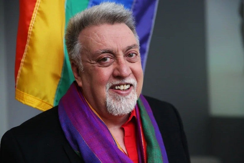 Gilbert Baker em janeiro de 2016, quando o Museu de Arte Moderna de Nova York, o MoMA, incluiu em sua coleção de design a icônica bandeira do arco-íris, criada por ele em 1978 Spencer Platt/Getty Images