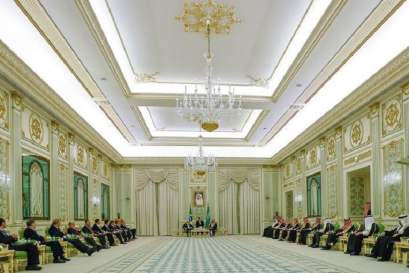 Presidente Lula e comitiva ministerial durante encontro com os líderes da Arábia Saudita. Foto: Ricardo Stuckert / PR