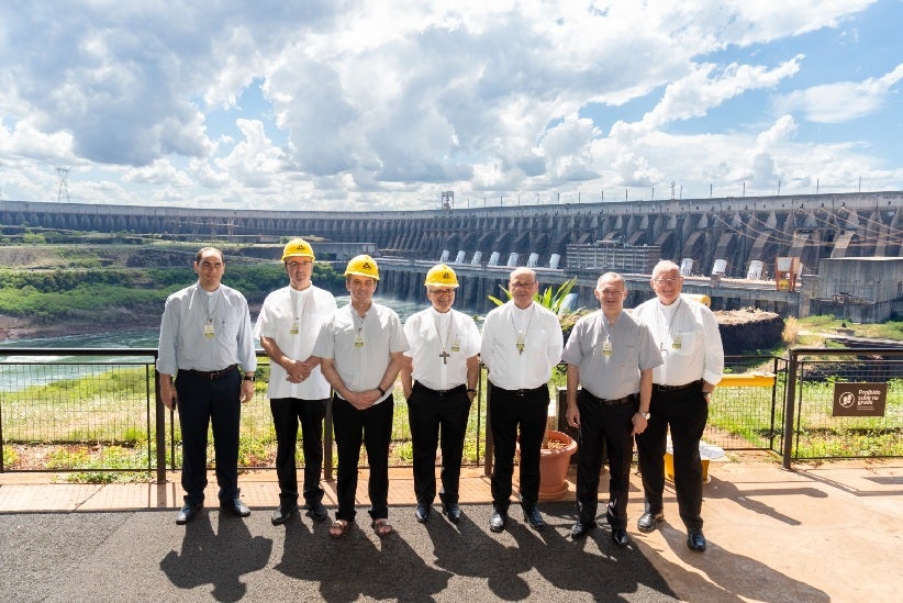 Na foto, na quinta posição, o bispo Dom Sergio de Deus Borges, que ciceroneou a comitiva. Fotos: Sara Cheida/Itaipu Binacional