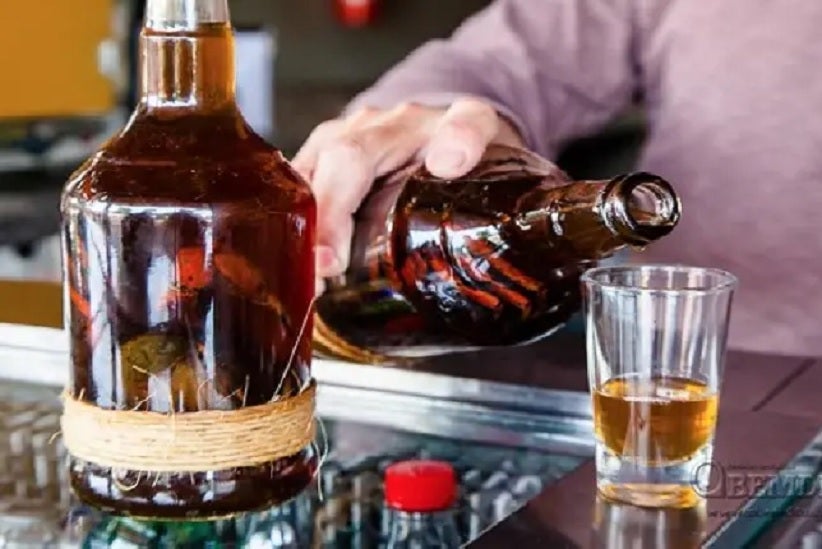 A cachaça tem uma coloração marrom e um odor que dá água na boca, segundo os apreciadores da bebida