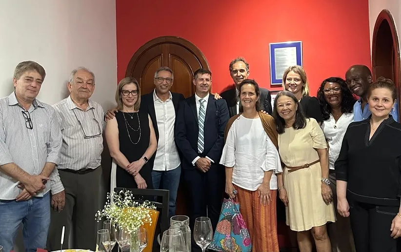 Representantes da Aliança Francesa de Foz do Iguaçu junto ao Cônsul Honorário, Sr. Geferson Ecker e o Cônsul de São Paulo, Sr. Yves Teyssier d'Orfeuil.
