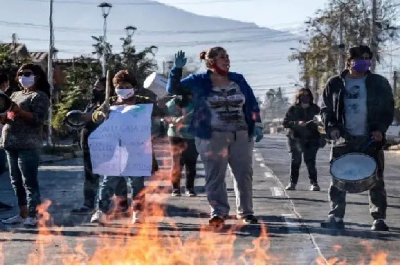 Créditos da foto: Na periferia da capital, Santiago, os moradores têm tomado as ruas: ''Prefiro morrer de Covid-19 do que de fome'' (AFP)