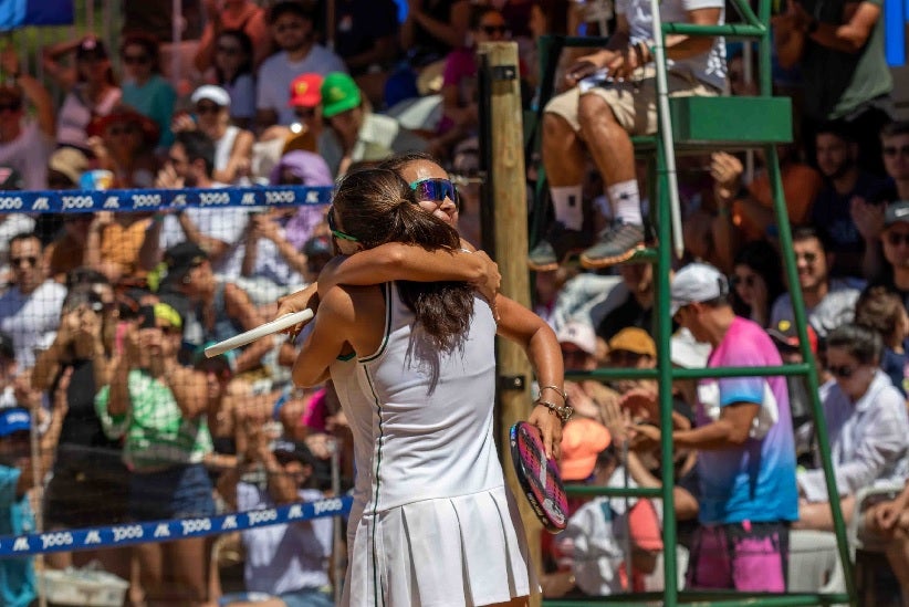Marchezini e Chow se abraçam após conquista e Gianotti (cinza) e Spoto (amarelo e branco) com premiação (Crédito: Tiago Lino @tiagolinophoto