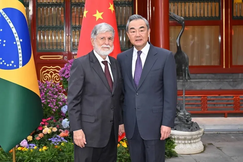 Celso Amorim e Wang Yi, diplomatas de Brasil e China. Foto: X/Reprodução